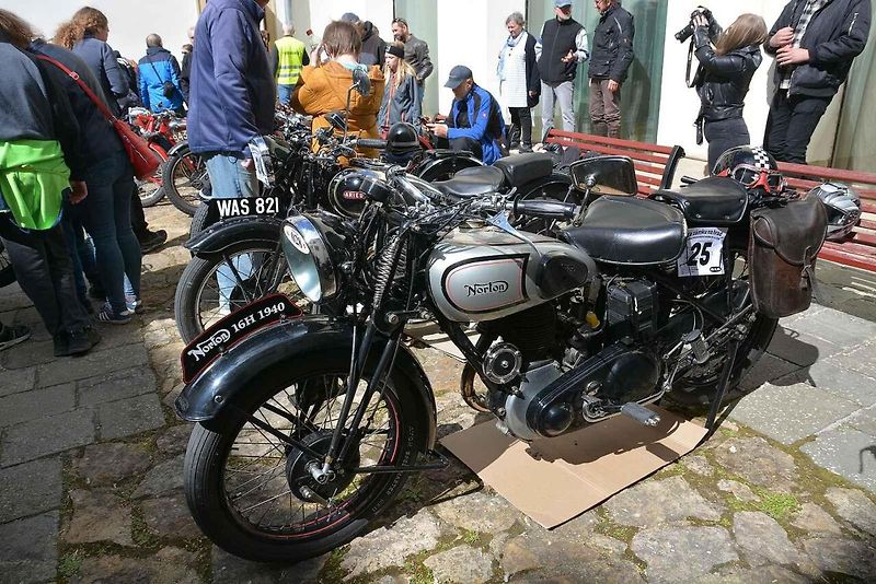 Automobiloví a motocykloví veteráni se vydali v neděli na tradiční jízdu Ze zámku na hrad. Start byl na Horním náměstí v Přerově, kde si lidé užili bohatý program.