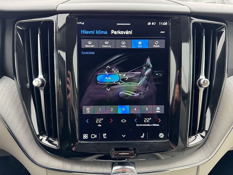 Volvo XC60 B4 AWD PLUS, ACC - fotka 18 z 23