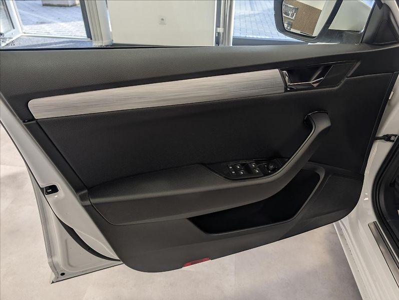 Škoda Superb 2.0 TDI STYLE - fotka 11 z 30