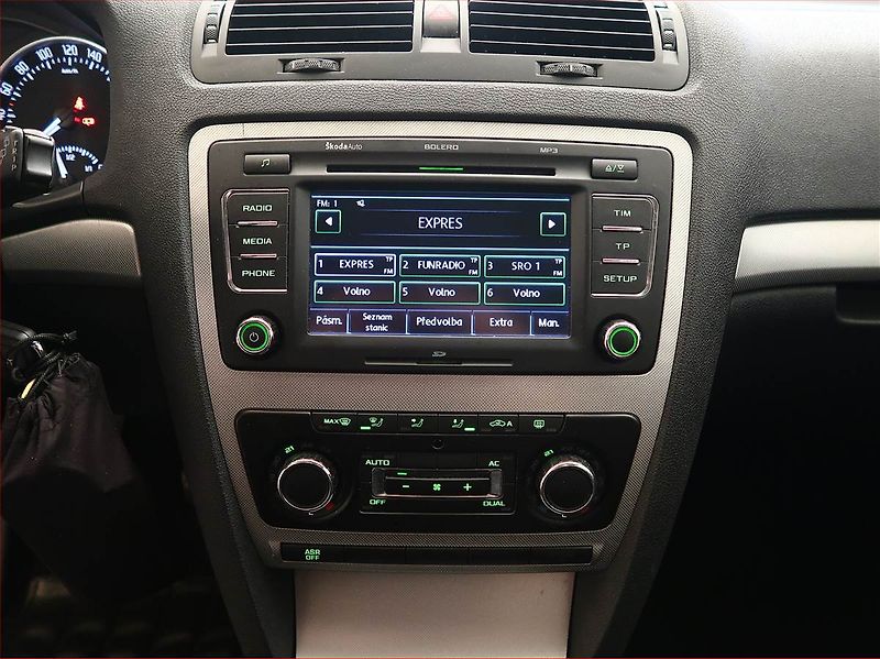 Škoda Octavia (2013) 1.6 TDI, Park. senzory - fotka 12 z 15