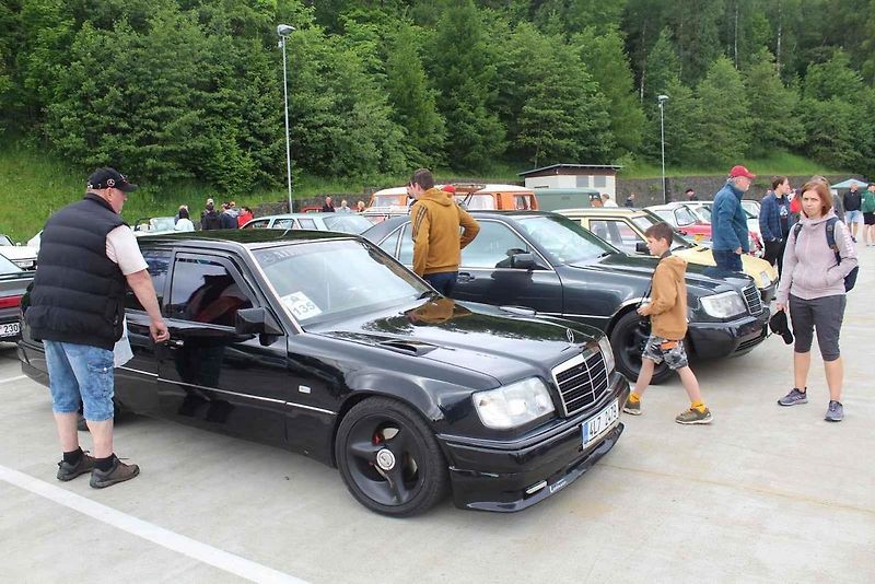 Na Centrální parkoviště P1 ve Skiareálu Ještěd se sjelo přes sedm desítek účastníků.