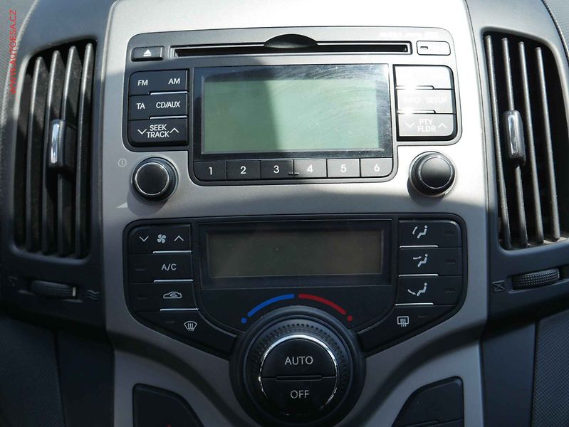 Hyundai i30 (2010) 1.6 16V, ČR, AC, STK1/28 - fotka 11 z 16