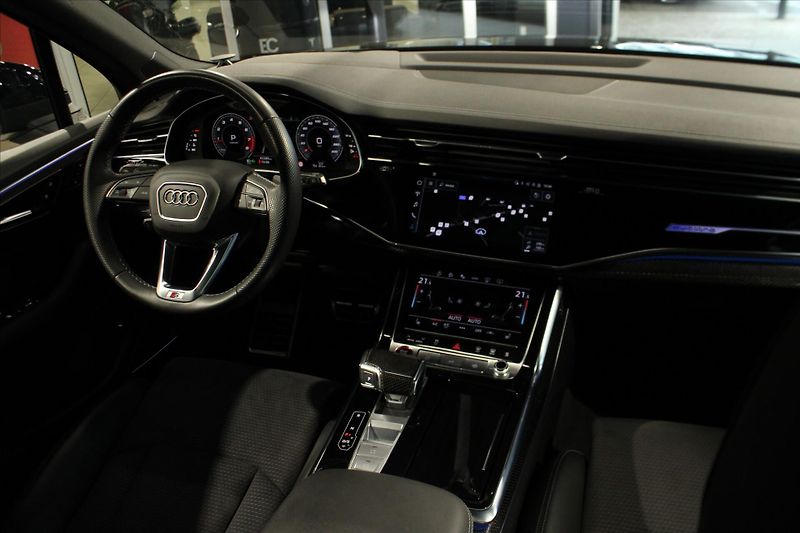 Audi SQ7 TFSi quattro Competition Plus - fotka 17 z 41