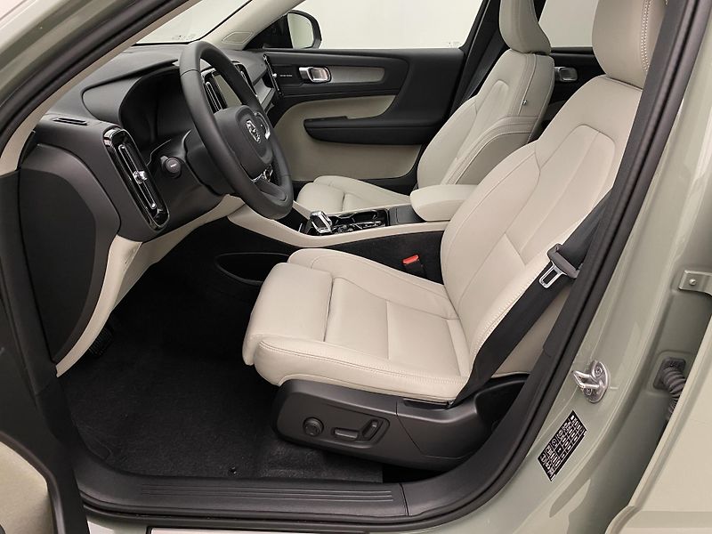 Volvo XC40 B4 DARK ULTRA AUT CZ - fotka 3 z 59