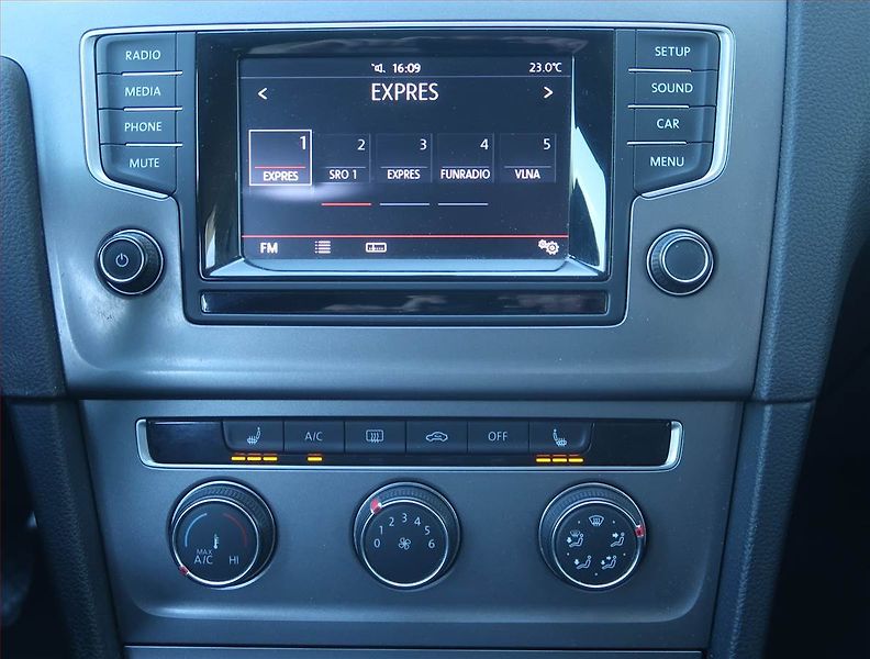 Volkswagen Golf (2015) 1.6 TDI, Tempomat - fotka 12 z 16