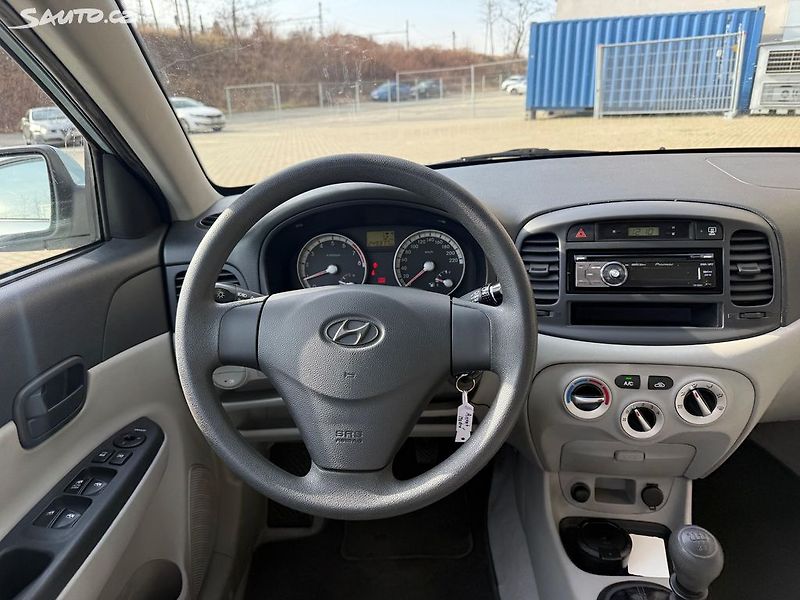 Hyundai Accent (2008) 1.6i, 82kw Původ ČR 1. maj. - fotka 16 z 21