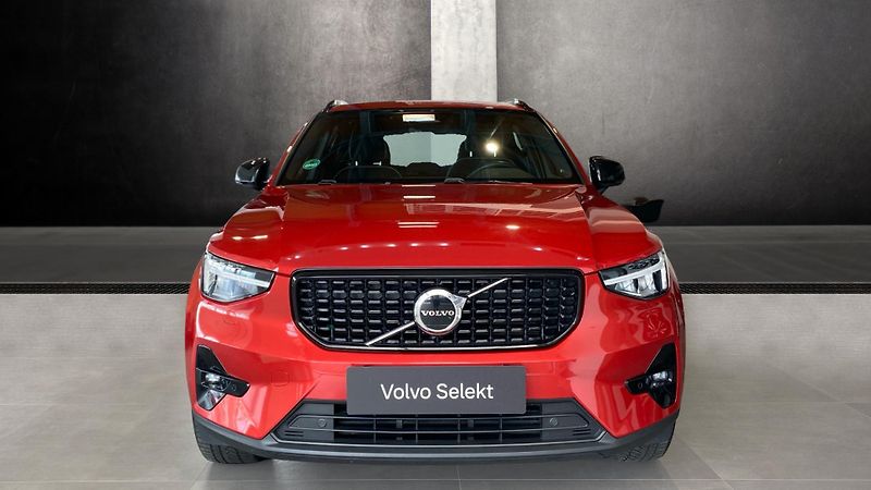 Volvo XC40 PLUS DARK, B4 AWD, 145+10 kW / - fotka 2 z 38