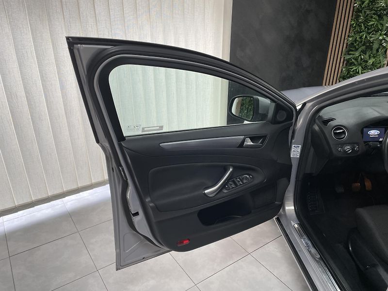 Ford Mondeo 1.6 i 118kW ČR SERVISKA  - fotka 19 z 25