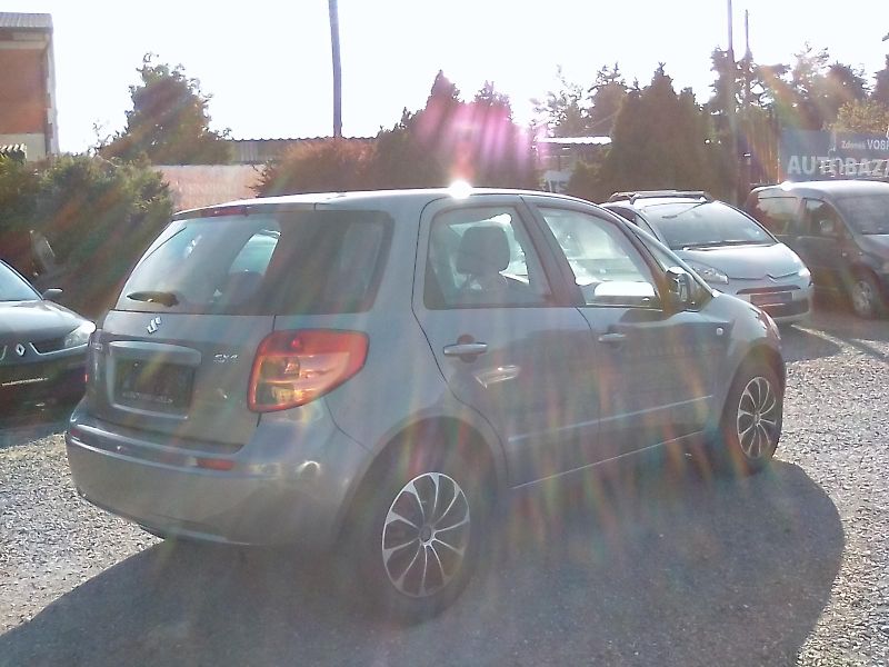 Suzuki SX4 (2008) 1.5i , kola navíc - fotka 7 z 33