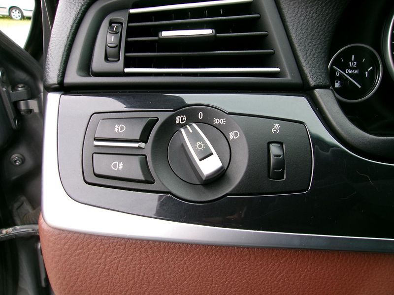 BMW Řada 5 (2010) 520d combi  - fotka 20 z 28