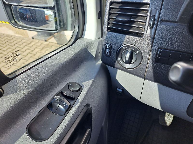 Volkswagen Crafter (2014) 2.0 TDI, 7 míst - fotka 25 z 31