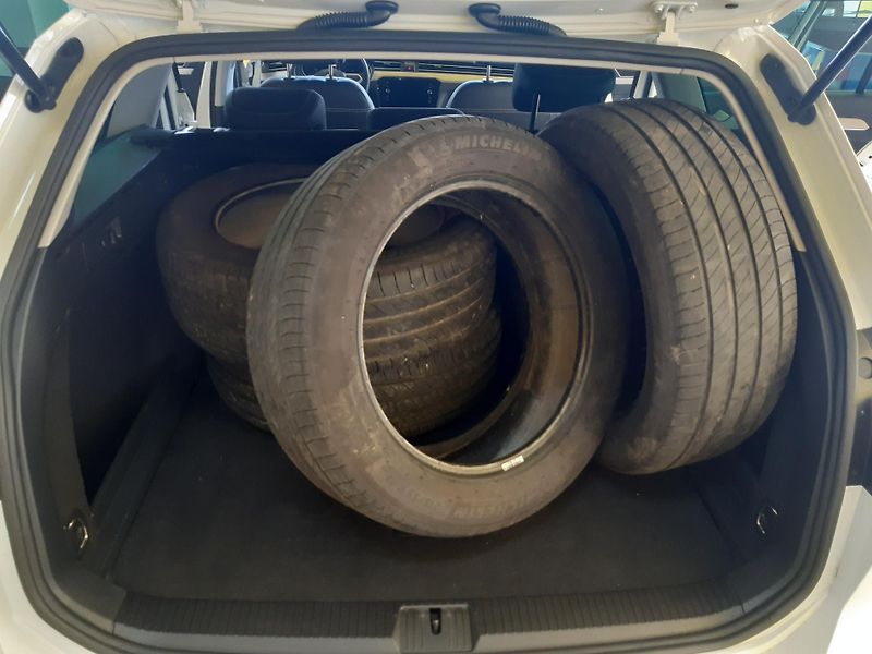 Volkswagen Passat 2.0 TDI COMBI NAVI LED APP  - fotka 24 z 28
