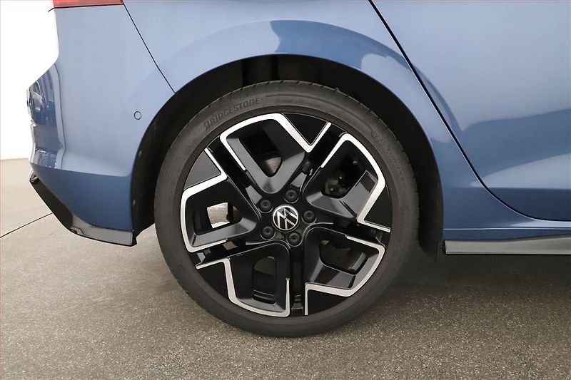 Volkswagen Golf (2025) R-Line 1.5 TSI - fotka 15 z 15