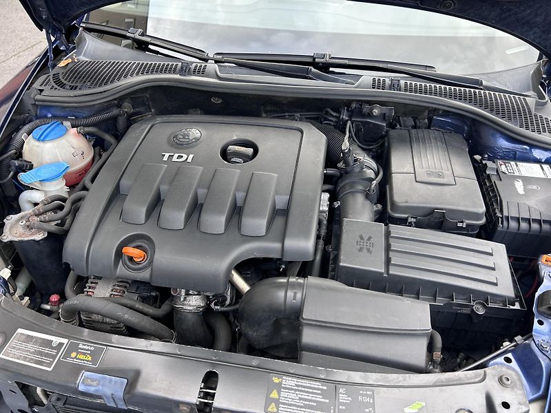 Škoda Octavia 2.0 TDI Elegance - fotka 27 z 34
