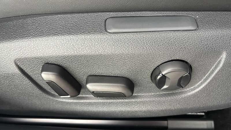 Škoda Superb 2.0 TDI DSG L&K Combi - fotka 23 z 36