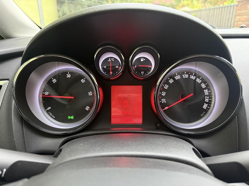 Opel Astra (2011) - fotka 15 z 17