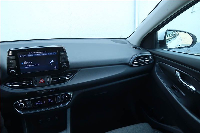 Hyundai i30 (2023) 1.5 DPI, Tempomat - fotka 8 z 20