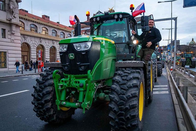 Demonstrace zemědělců před ministerstvem zemědělství a blokáda pražské magistrály. Na snímku je traktor John Deere 7730.