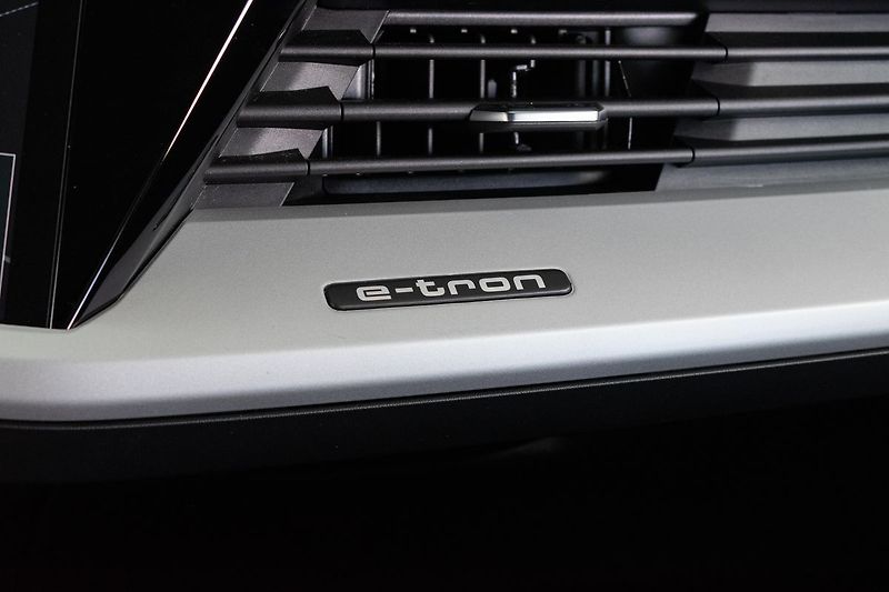 Audi Q4 e-tron 45*82kWH*QUATTRO*SoH92%*ČR 1.M - fotka 38 z 46