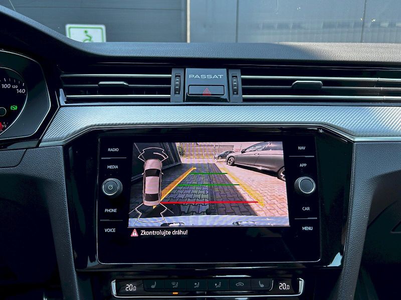 Volkswagen Passat (2024) 2.0 TDI BMT 140kW DSG R-Line - fotka 19 z 35