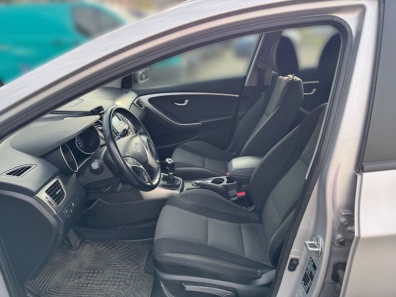 Hyundai i30 1,6  CZ TOP STAV - fotka 7 z 15