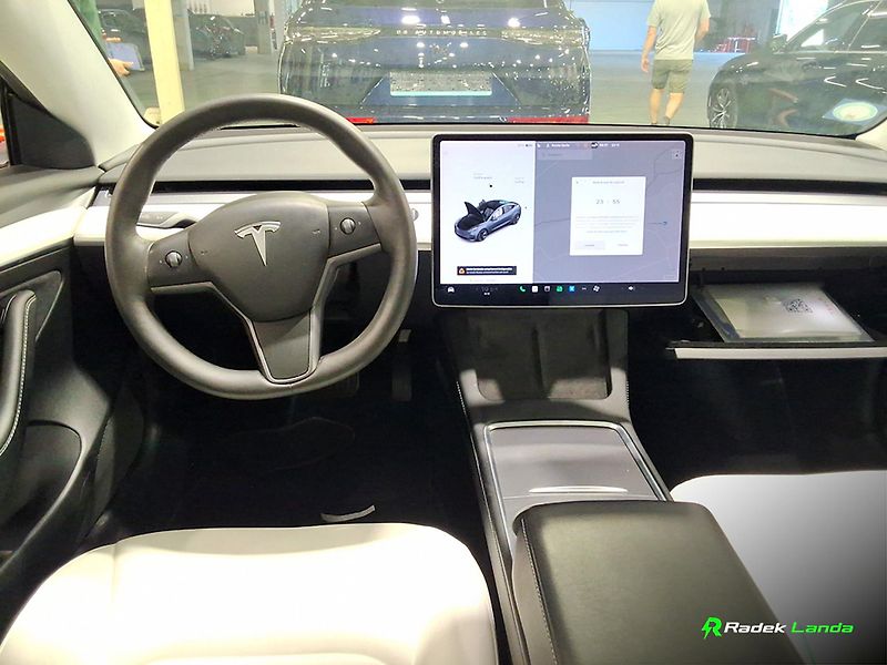 Tesla Model 3 (2021) LR AWD 75 kWh | Bílý interiér - fotka 6 z 6