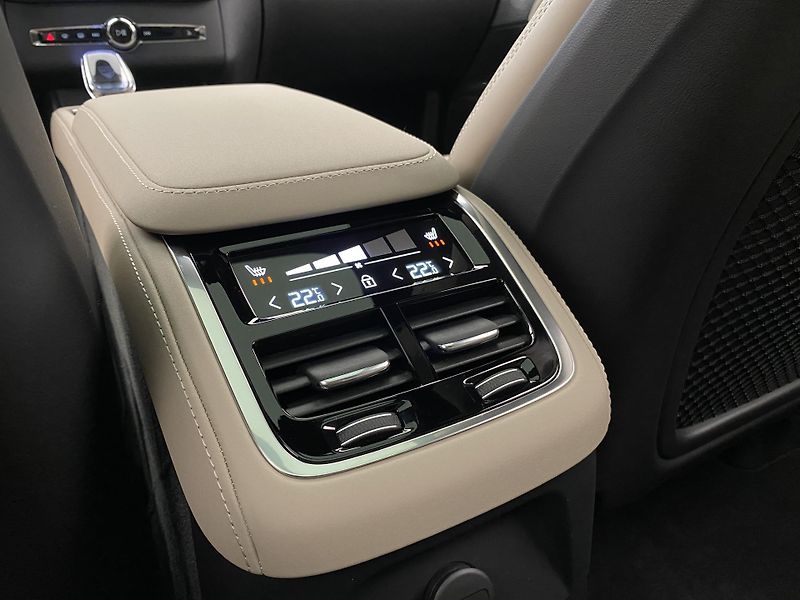 Volvo XC90 T8 AWD RECHARGE REZERVACE - fotka 32 z 73