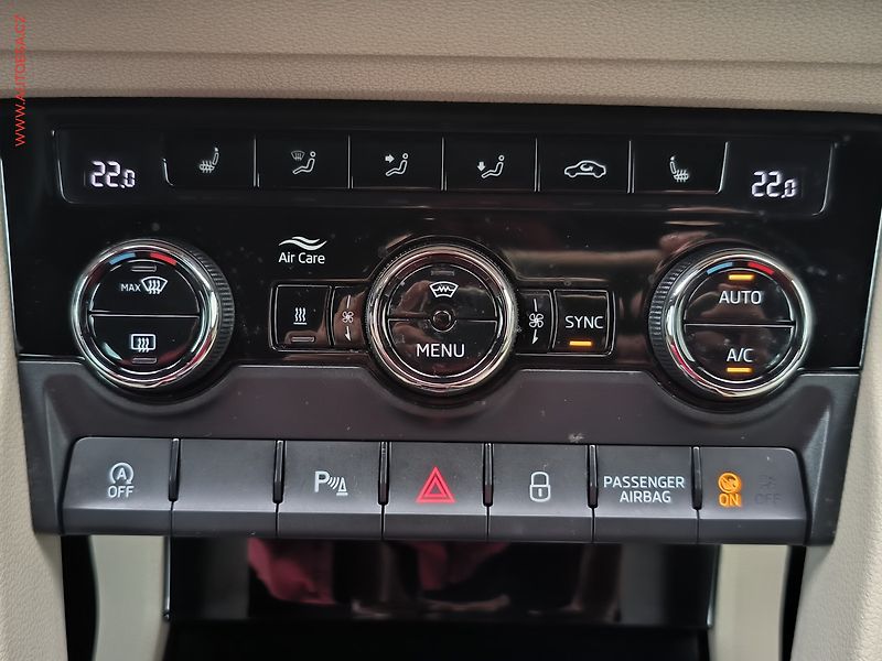 Škoda Karoq (2018) 1.5 TSi, Style, DSG, panor - fotka 16 z 26
