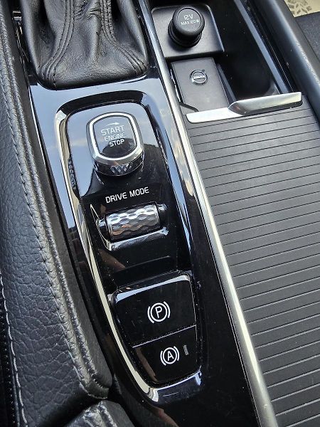 Volvo V90 D4 2,0 140kW 4x4 DPH MOMENTUM - fotka 32 z 45