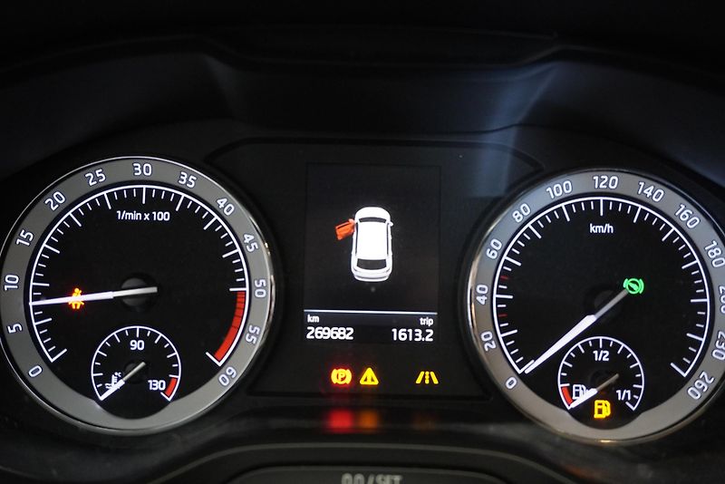 Škoda Karoq 1.6 TDi DSG 7 - fotka 19 z 28
