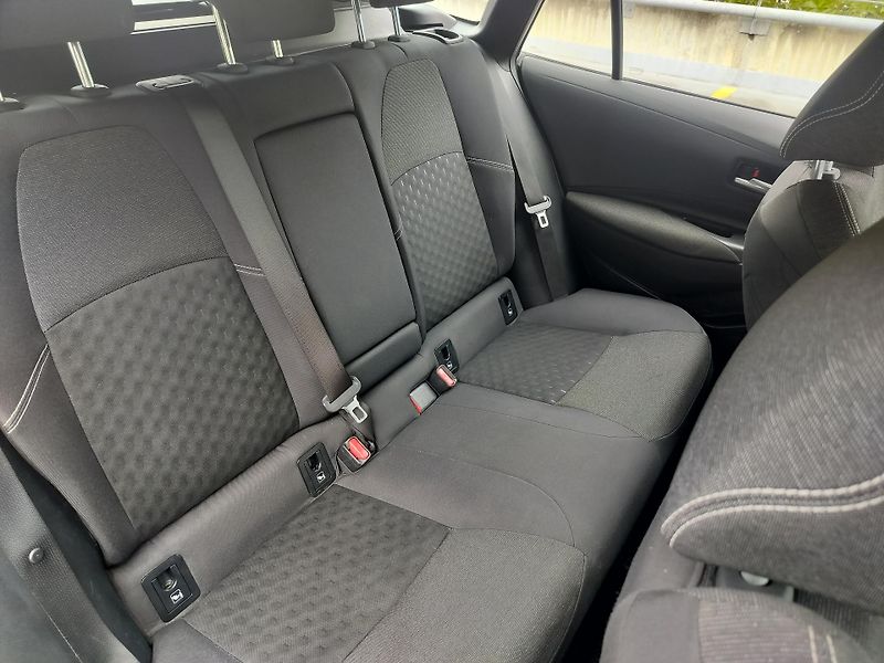 Toyota Corolla 1.8 hybrid Business Edition - fotka 23 z 29