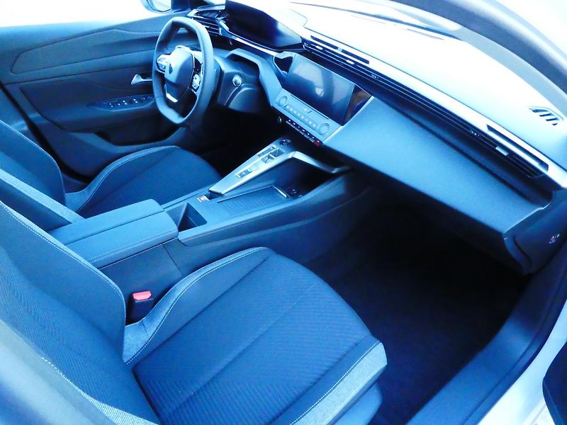 Peugeot 308 SW ACTIVE PT 130k EAT8 - fotka 25 z 26
