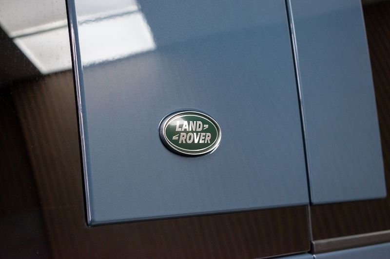 Land Rover Defender 110 D300 SE *ZÁRUKA*TAŽNÉ*ČR* - fotka 39 z 55