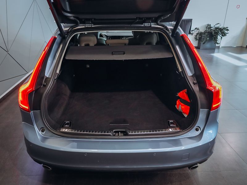 Volvo V90 D5 Momentum 173 kW AWD - fotka 7 z 30