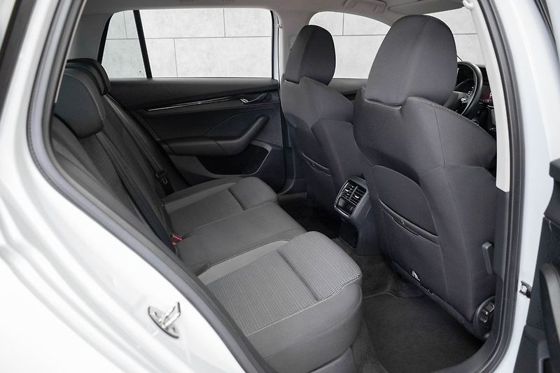 Škoda Octavia 2.0TDI*110kW DSG*BLIS*ACC*DPH* - fotka 13 z 35