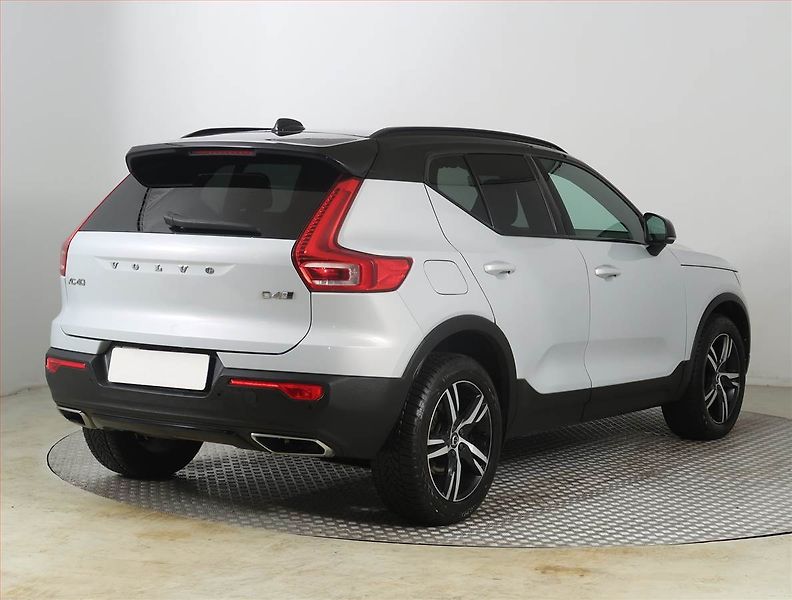 Volvo XC40 (2019) R-Design D4 AWD - fotka 5 z 27