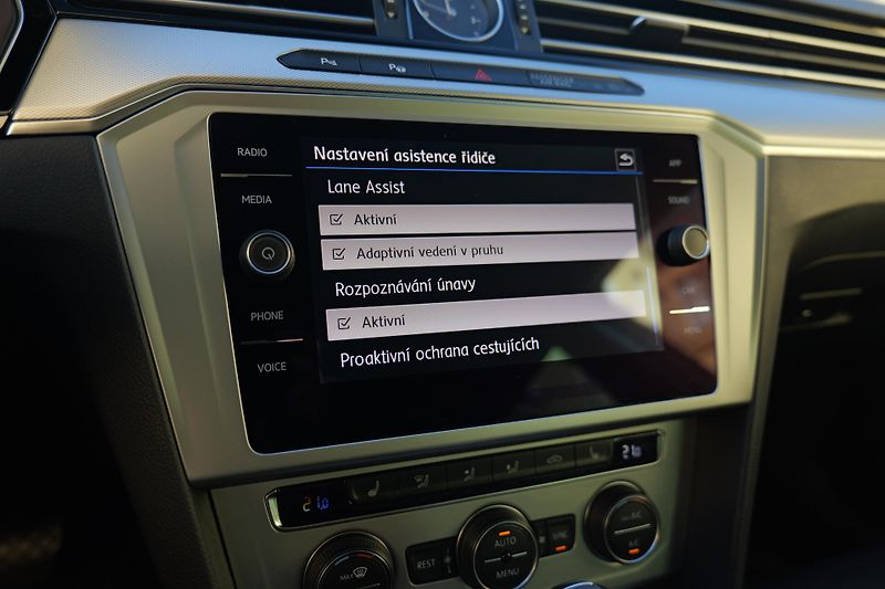 Volkswagen Passat 1.4 TSI DSG Kamera Cockpit Taž - fotka 35 z 38