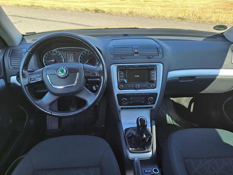 Škoda Octavia (2011) 1.6 TDi, PĚKNÝ STAV - fotka 18 z 30