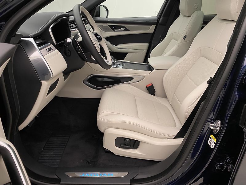 Jaguar F-Pace P250 SE R-DYNAMIC AWD AUT  - fotka 3 z 43