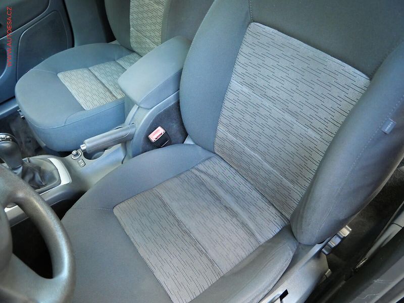 Škoda Octavia (2010) 1.6 TDi, Ambiente - fotka 9 z 18