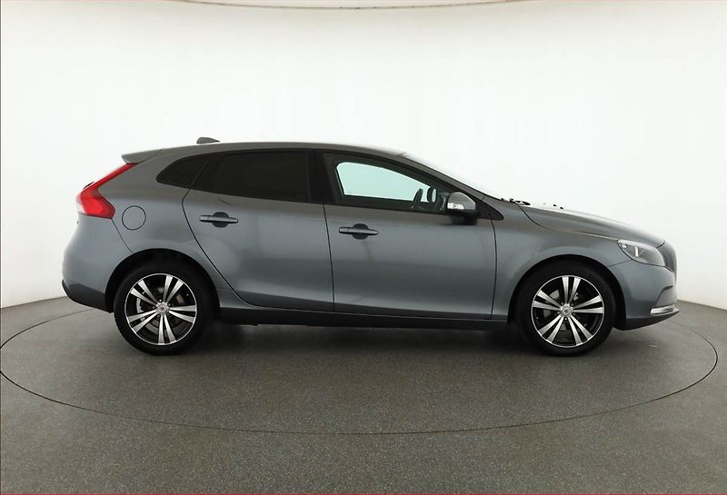 Volvo V40 (2017) 2.0 D2, Serv.kniha, Navi - fotka 6 z 16