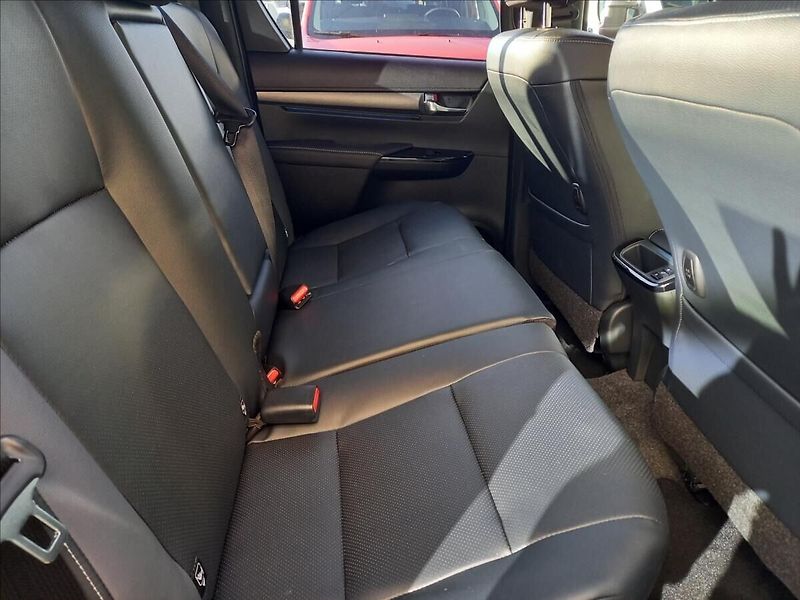 Toyota Hilux 2,8 Invincible  Double Cab - fotka 9 z 13