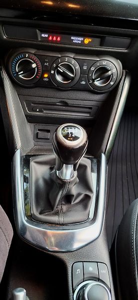 Mazda 2 1.5 66 KW výbava - fotka 37 z 41