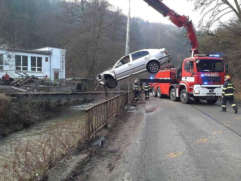 Auto u Blanska zmizelo v řece. Řidič po nehodě čekal na zárchanu na střeše.