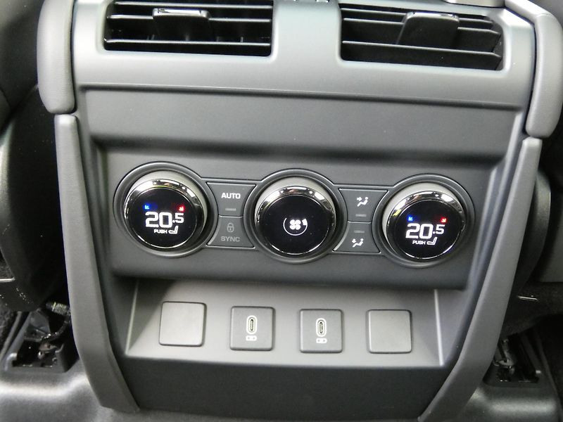 Land Rover Defender 110 4,4 OCTA P635 - fotka 18 z 48