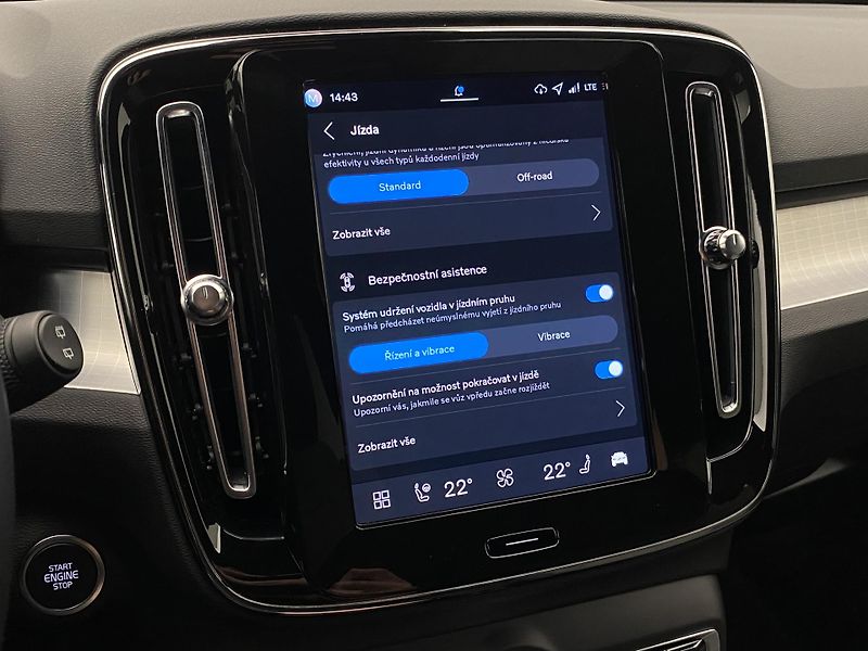 Volvo XC40 (2025) B3 AUT DARK PLUS - fotka 47 z 64