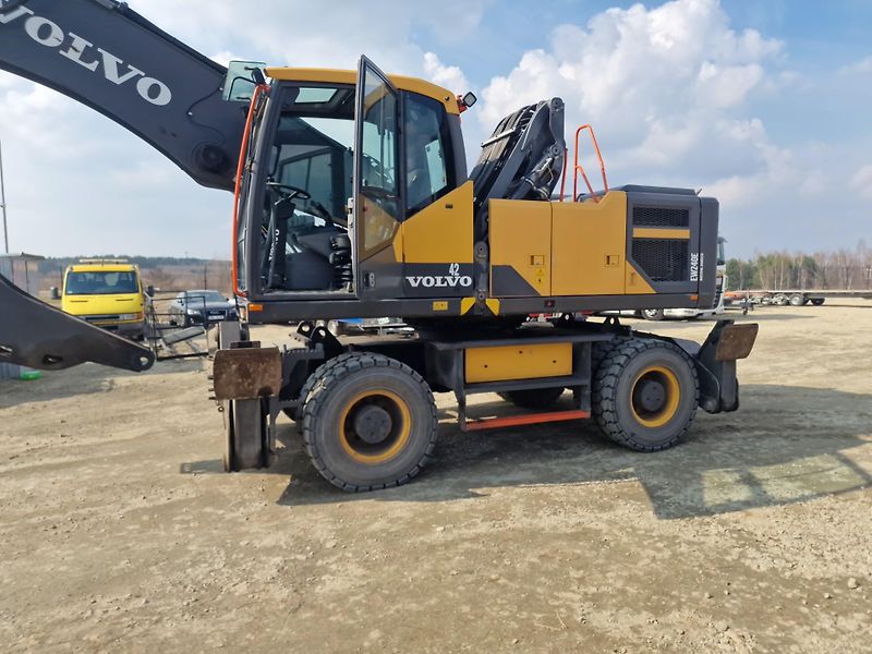 Volvo (2021) EW240E wheeled excavator - fotka 4 z 7