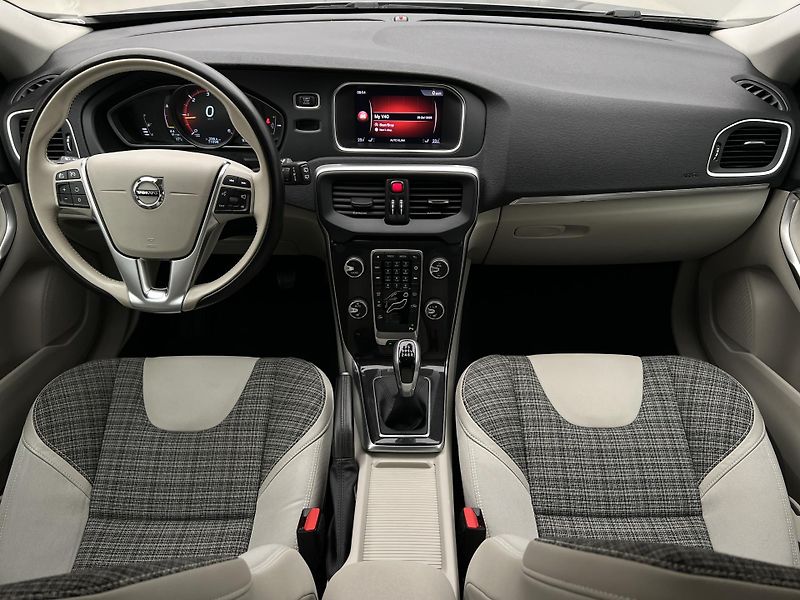 Volvo V40 D2 MOMENTUM MAN - fotka 2 z 38