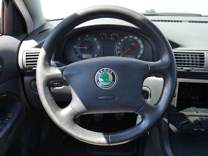 Škoda Superb (2003) 1.9 TDi, ČR, AC, zmk.řazení - fotka 13 z 14