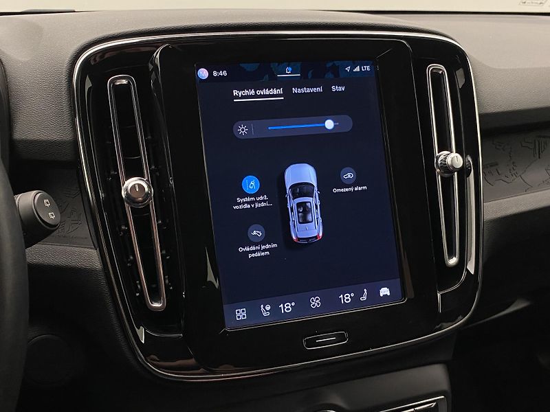Volvo XC40 PURE ELECTRIC RECHARGE PLUS - fotka 43 z 50